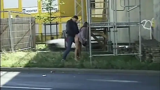 Amatör orta yaşlı seksi kadın şantiyede sikiliyor ve büyük memelere büyük yarakla boşalıyor