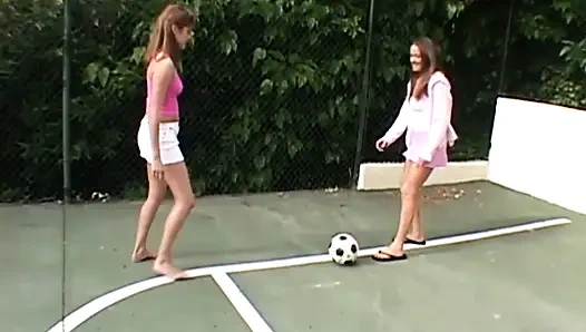 Islak götünü yalamak ve tıraşlı amını büyük yarak koşumlu sikmek istiyorum, küçük sürtük