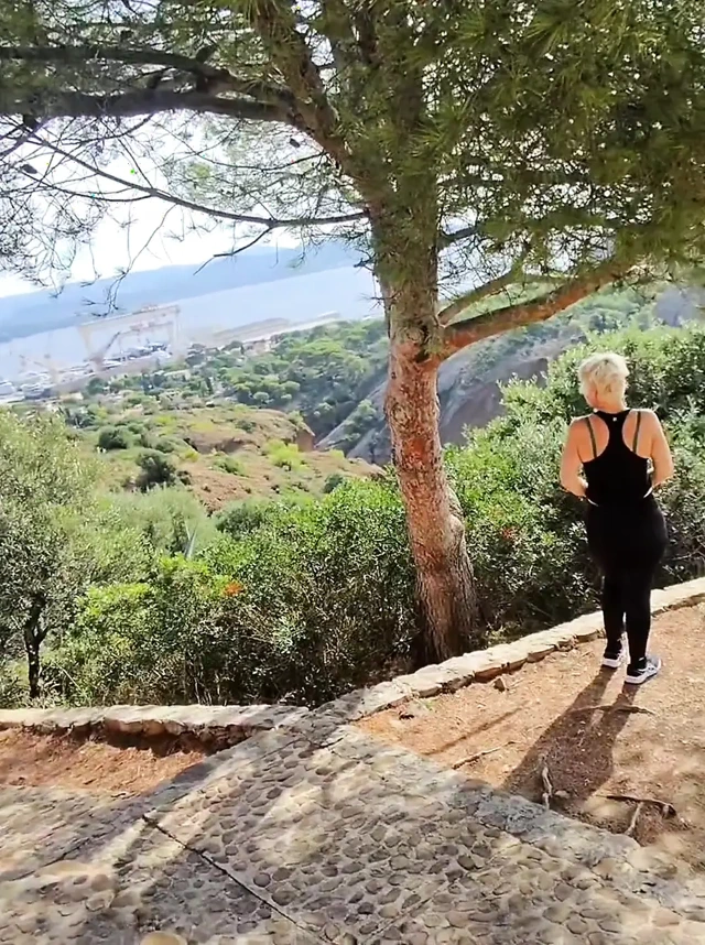 Yanından geçebileceğini bilen doğanın ortasında gösteriş yapmayı seviyorum ve hm