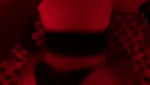 Ateşli beyaz kız dört ayak üzerinde sikilmeyi seviyor