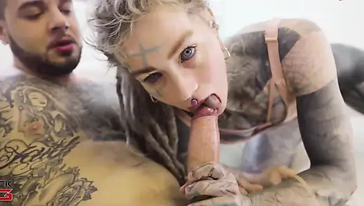 Tamamen dövmeli kız büyük bir yarakla tüm deliklerini siktiriyor ve anal ağzına çifte penetrasyon alıyor