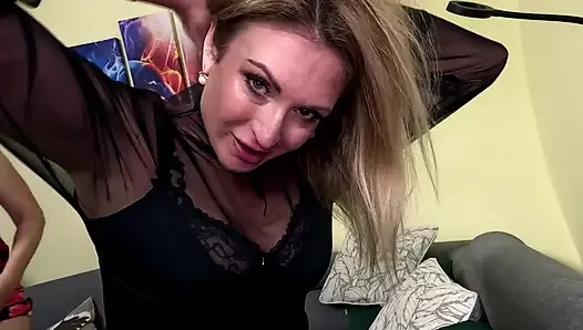 Onun poposunu sikiyorum ve squirt'ini yutuyorum