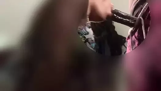 Güzel kız sikimi emiyor