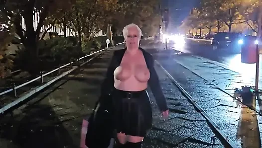 Berlin'de üstü çıplak