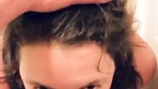 Slutwife mariya dizlerinin üzerinde