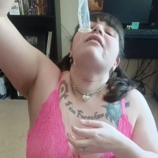 Dd Sadie üvey babasını prezervatifle boşaltıyor