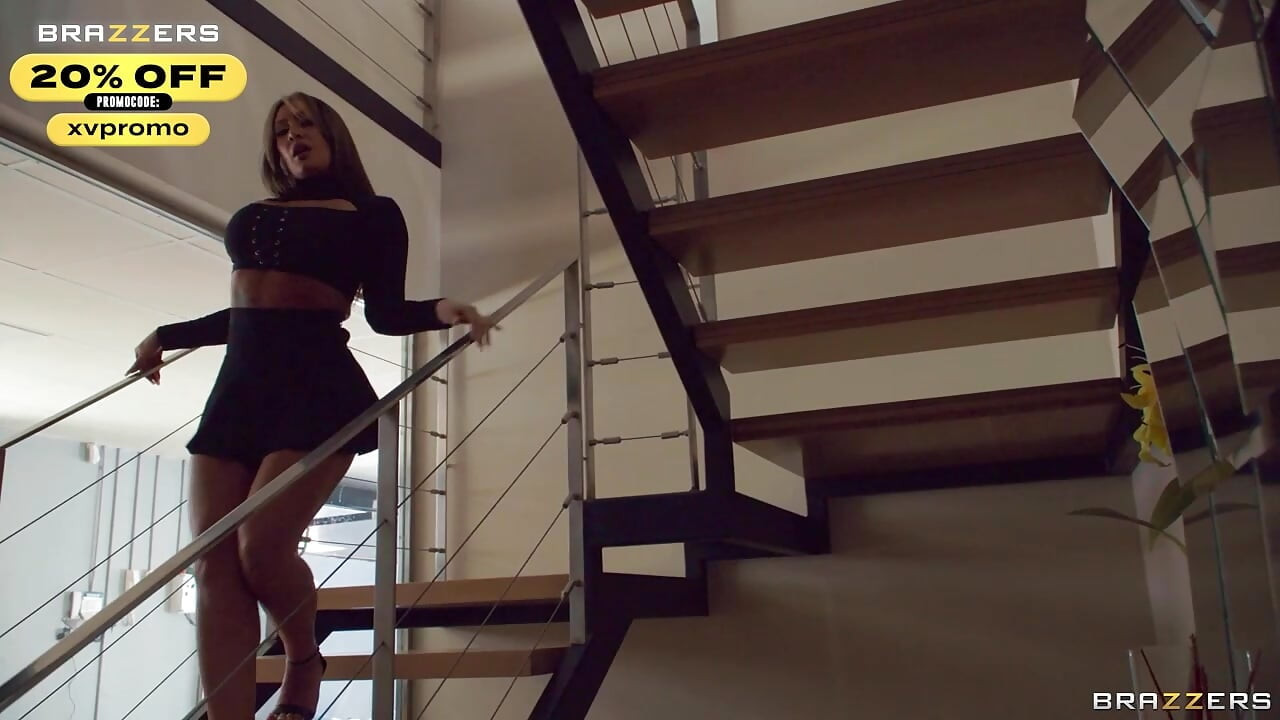 Aldatan evli kadın sıkı bir yerde sikiliyor. La Paisita Official – Brazzers