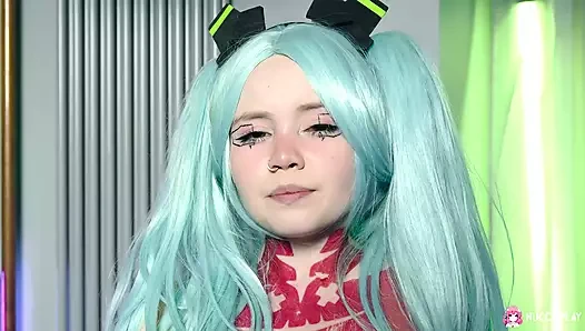 Azgın hatun Rebecca Nikson parmakları ve seks oyuncağıyla kendini tatmin ediyor.