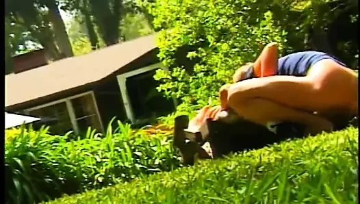 Adam ile bir büyük horoz alır bir oral seks itibaren seksi sarışın ve sikikleri ona kedi