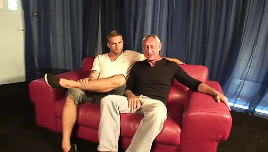 Black Angelica Ben Dover'a ve üvey oğlunun dizlerini sallıyor