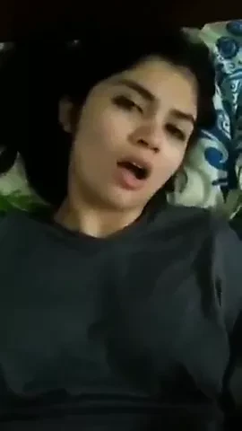 Sevimli Hint kız arkadaş gösterileri ona kedi