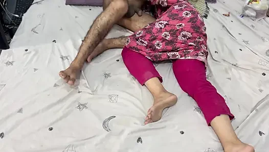 İç mekanda güzel bir akşam iki Hintli yetişkin için unutulmaz bir deneyime dönüşüyor (18+)