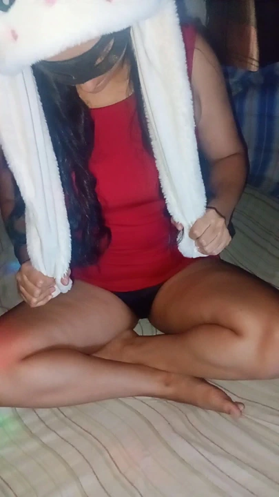 Genç kız partide sikilmeyi bekliyor