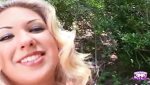 Piercingli süper sevimli sarışın tatlı kız partnerine ters kovboy kız ve kovboy kız stilinde binmeyi seviyor