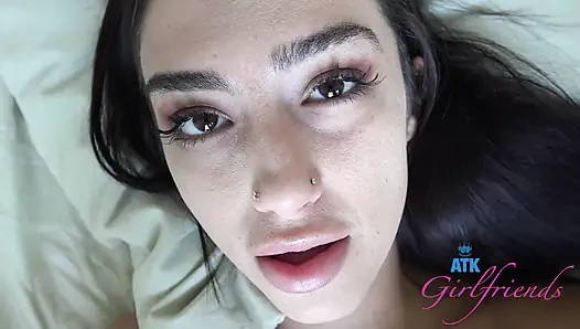 Yıllar sonra Lily çişini yapmak için çaresizce ortaya çıkıyor, sen gün batımını izliyor, sonra ben amının içine boşalana kadar emiyor ve üstüne çıkıyor