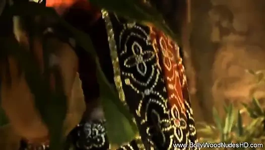 Bollywood prensesi dans ritüelini ifade ediyor