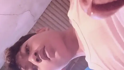 Asyalı kasılıp mastürbasyon yapıyor ve kameraya boşalıyor