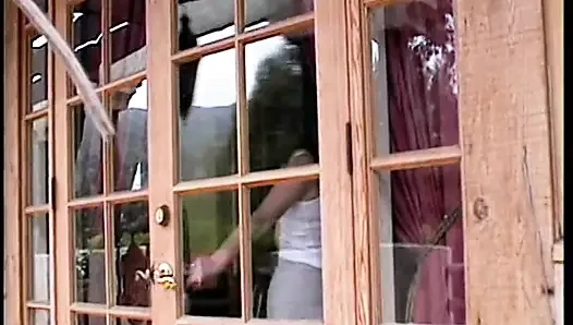 Sevimli esmer kadın sert sikilmeden önce dövmeli adamın yüzüne oturmayı seviyor