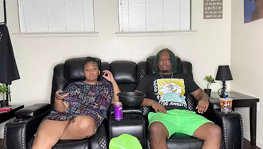 Mükemmel götlü sinsi bağlantı kocası eve gelmeden önce sikiliyor