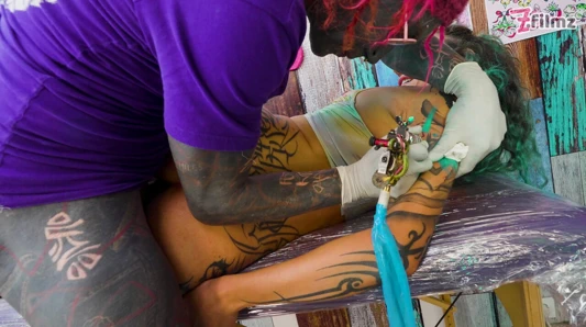 İtalyan dövmeli müşteri mürekkep yaparken emiyor ve sikişiyor!