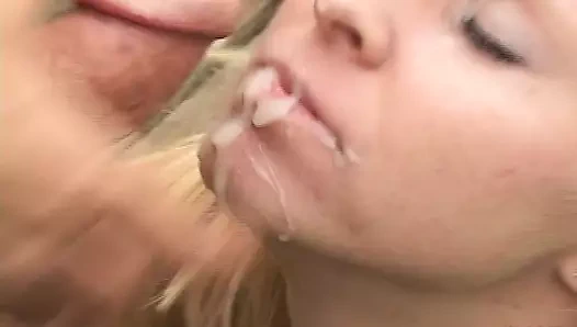 Sarışın genç kız bahçede büyük yaraklı bir adama biniyor