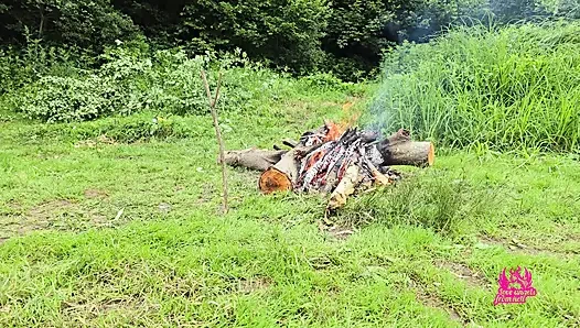 Göl kenarında ateşli bir evli kadınla ateşin yanında romantik seks. Polonyalı orta yaşlı seksi kadın