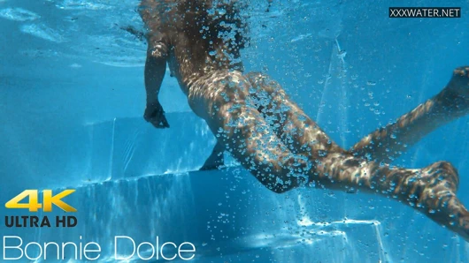 Bonnie seksi sıkı minyon esmer porno yüzme