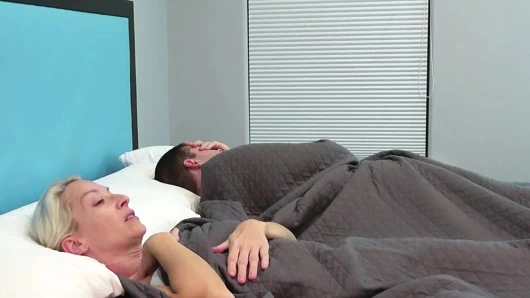 E01 üvey anne ve üvey oğluyla yatağı paylaşıyor 4k ücretsiz tam video