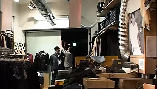 Satıcı bir mağazada bir hırsız yakaladı ve ona bir ders verdi