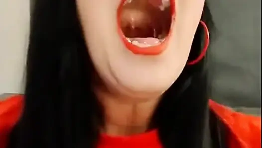 Ağız turu ile kırmızı ruj