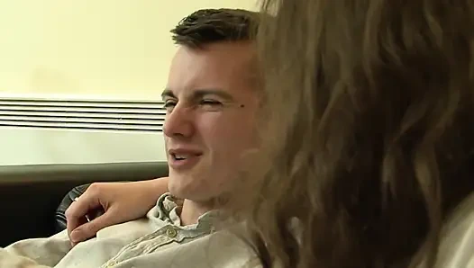 Büyük götlü esmer mutfakta sert sikiliyor ve sağıyor