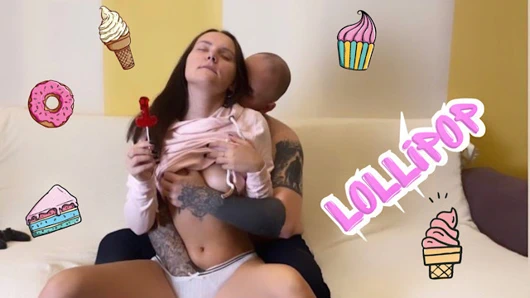 Kovboy kız pozisyonunda bir adamla sikişmek. ben de eriyorum