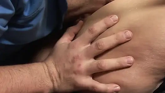 Çarpıcı esmer orta yaşlı seksi kadın sert genç bir yarağa biniyor
