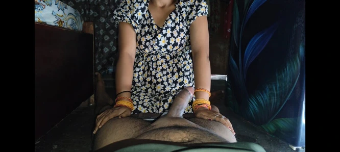 Mahalledeki baldız odama geliyor ve penisimi emiyor ve sperm ağzına çıkıyor