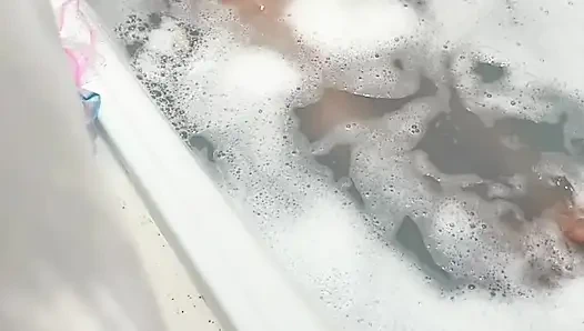 Duşta tobrut bir kıza yakalanıyor