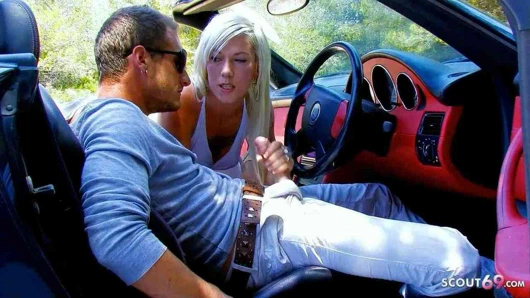 Seksi genç ile büyük memeler gets kaba açık sikme at the araba