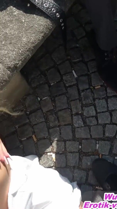 gerçek kamu yanıp sönen seks üzerinde the sokakta alman amatör sürtük | Klip 1