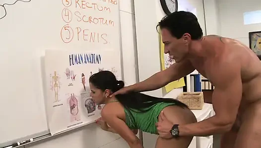 Uzun saçlı hatun uzun dildo ve gerçek bir yarakla deney yapmak istiyor