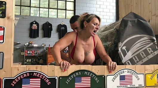 Sarışın eş ile büyük memeler gets berbat çük içinde the garaj