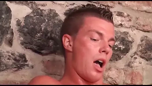 Seksi dövmeli sarışın amcık amcığını parmaklıyor ve ağzına boşalıyor