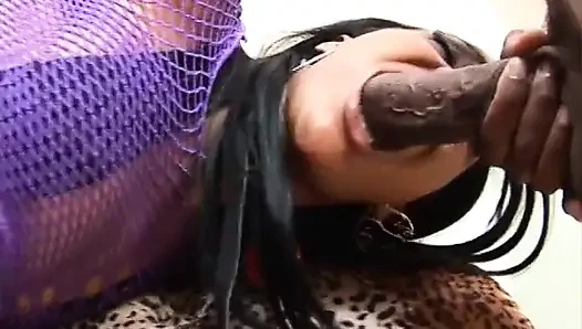 Seksi fileli ince zenci kız iki zenci adam tarafından sikiliyor
