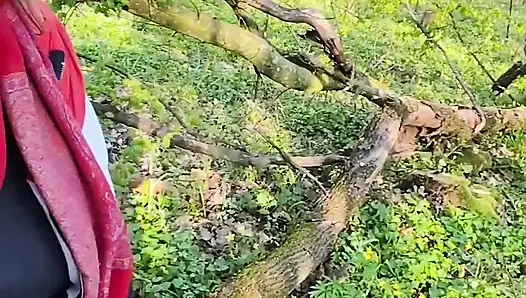 In public a quick blowjob in the forest with oral cum! Delicious!