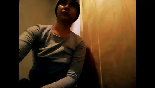 Arkadaşlarımla şaka yapıyorum ve merdivenlerin yanında fışkırtıyorum