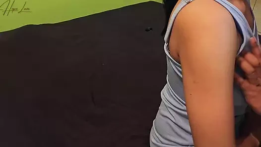 Sevimli büyük memeli Asyalı amının içine büyük siyah yarak alıyor.