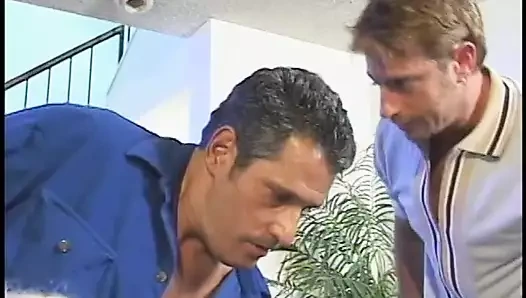 Sarışın porno yıldızı iki yarak alıyor