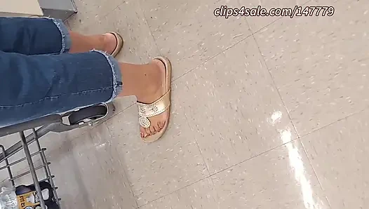 Sabah alışveriş yapan olgun bal kahverengi ayaklar