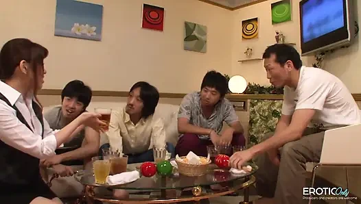 Japon üvey kız kardeş üvey erkek kardeşi ve arkadaşları tarafından sikiliyor!