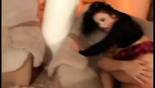 Güzel genç anal sürtük gençler yarak emiyor, götten sikişiyor ve yüzüne büyük boşalma
