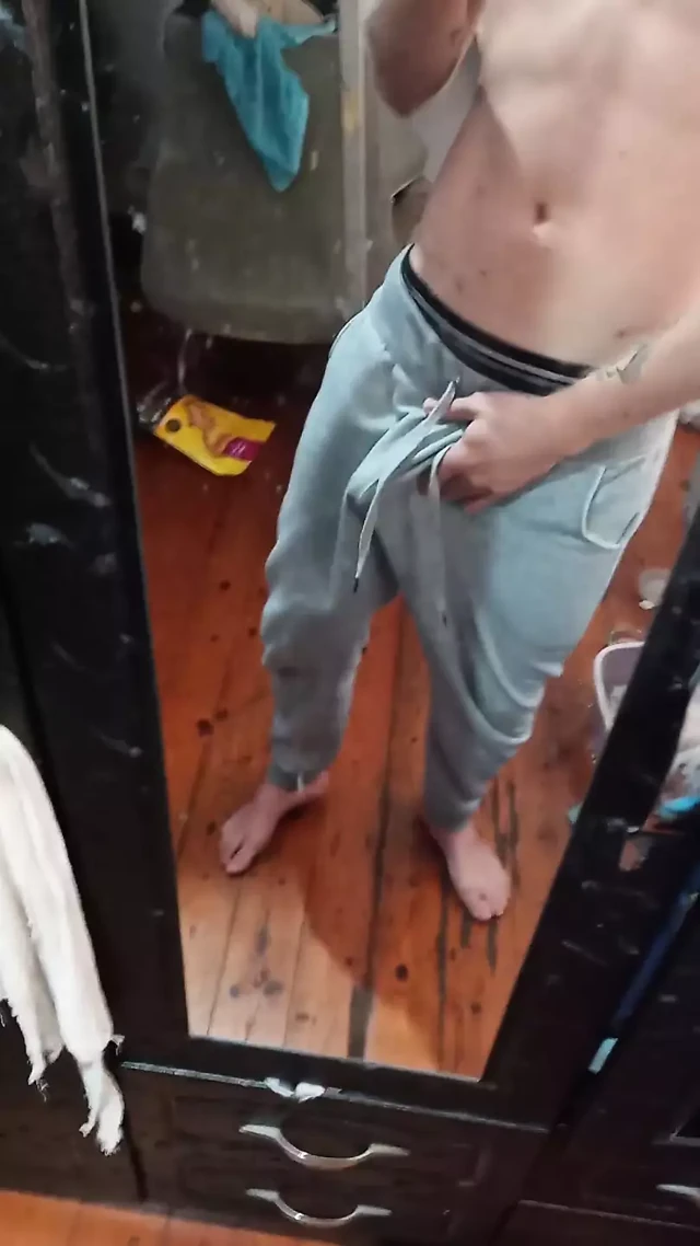 Seksi genç oğlan sonunda evde yalnız