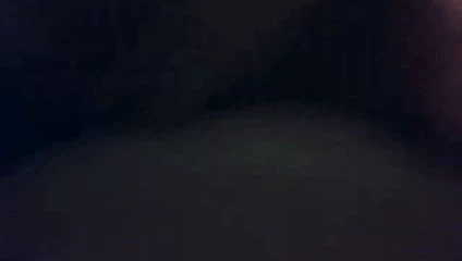 Kız kendisi ile oynuyor